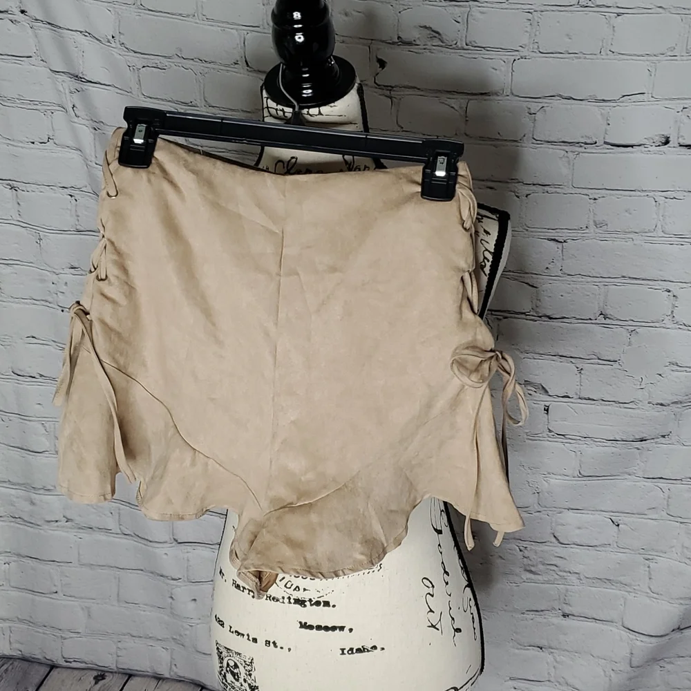 Missguided Faux Suede Frill Hem Eyelet Short Size 4